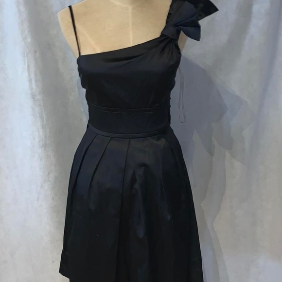 Dresses & Skirts - Very  cute like new black cocktail dress size 5